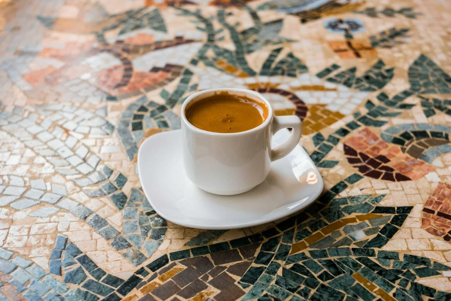 Eine Tasse zyprischer Kaffee auf einem bunten Mosaiktisch